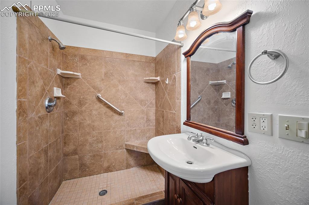Image 18 of 27: Bathroom