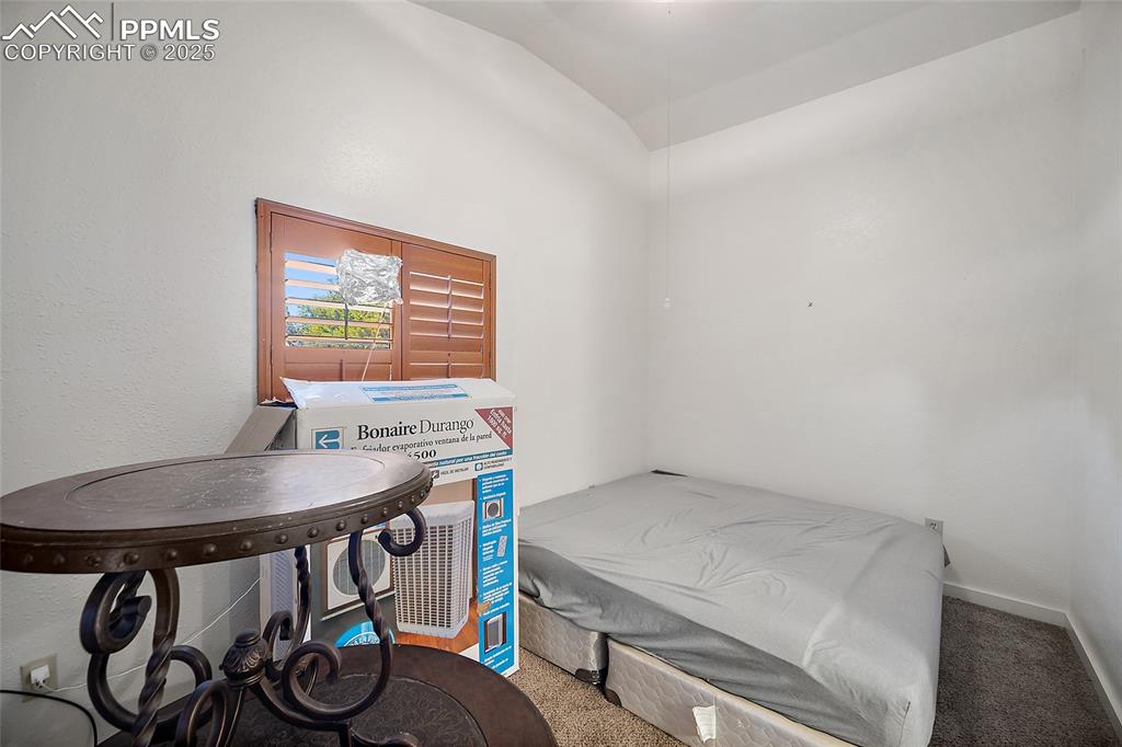 Image 7 of 27: Bedroom