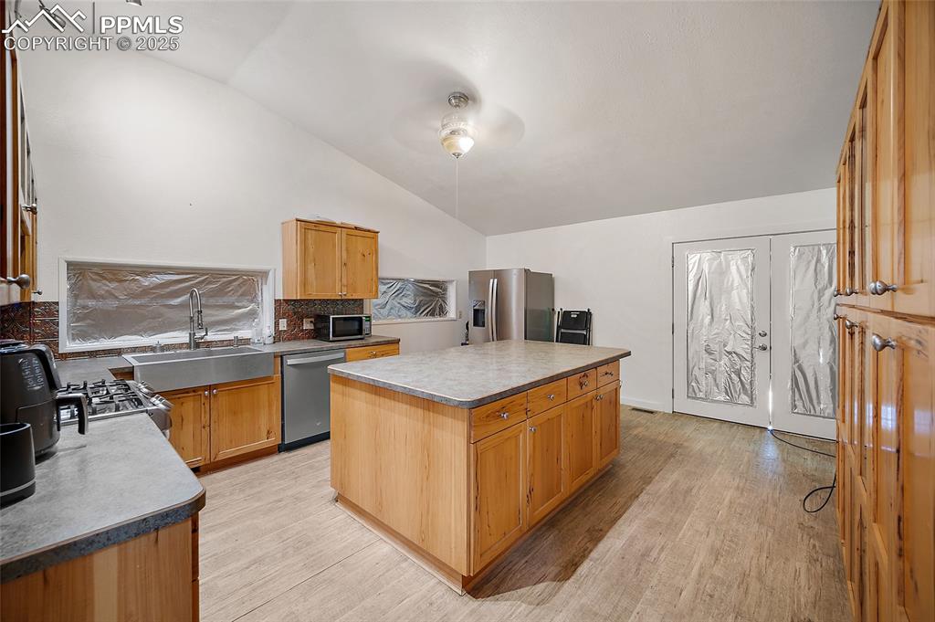 Image 8 of 27: Kitchen
