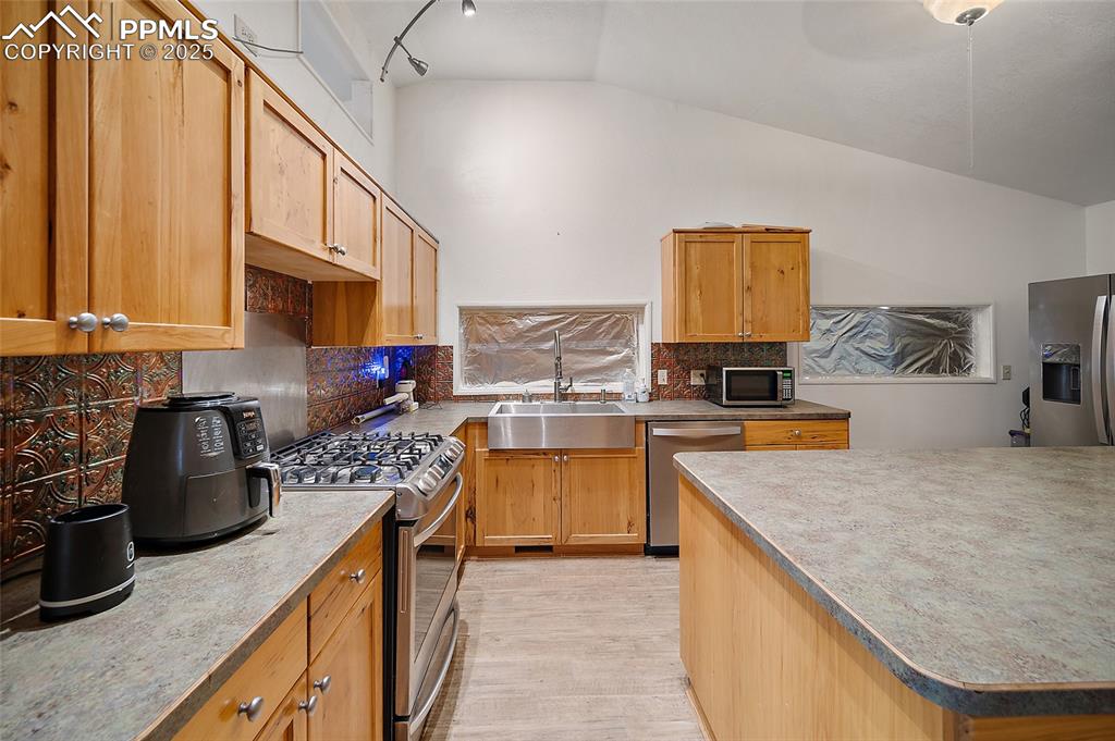 Image 9 of 27: Kitchen