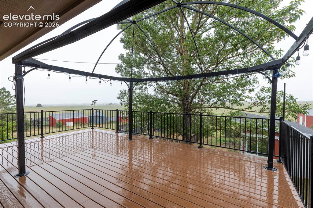 Image 32 of 46: Deck