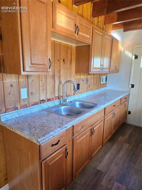 Image 7 of 28: Kitchen