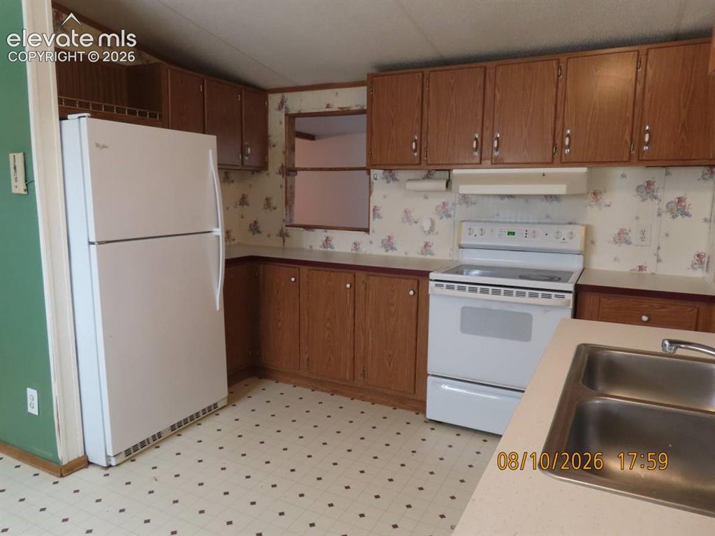 Image 13 of 25: Kitchen