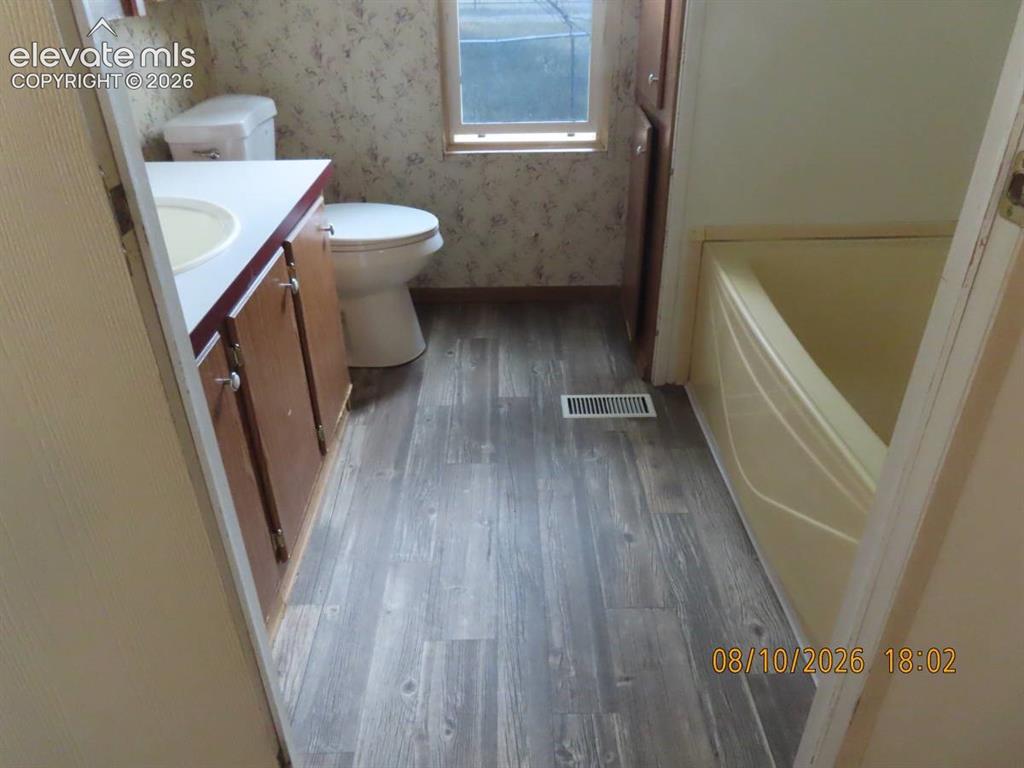 Image 19 of 25: Bathroom