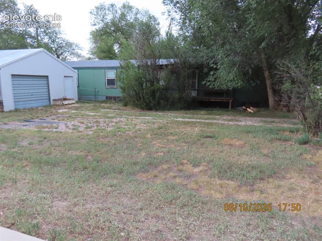 Image 2 of 25: Yard
