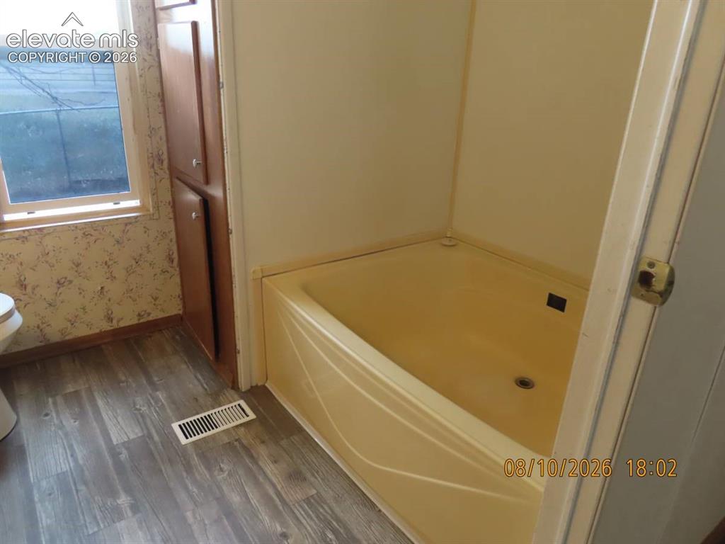 Image 20 of 25: Bathroom