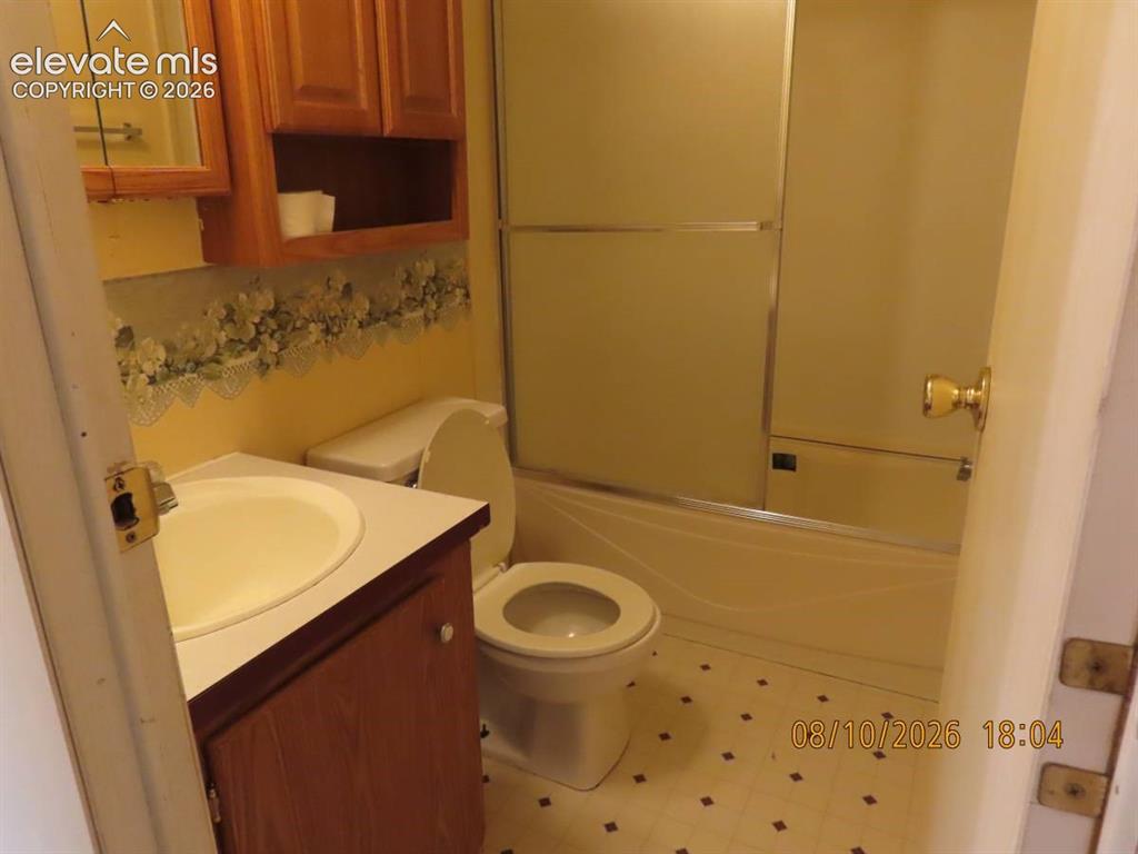 Image 24 of 25: Bathroom