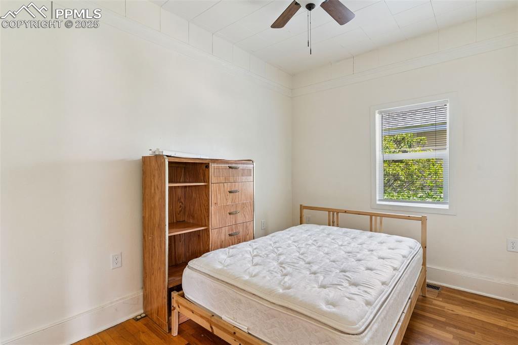 Image 13 of 20: Bedroom