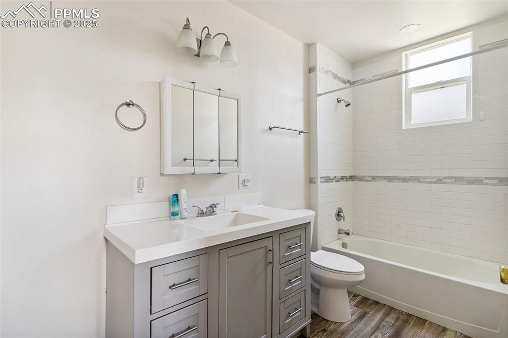 Image 14 of 20: Bathroom