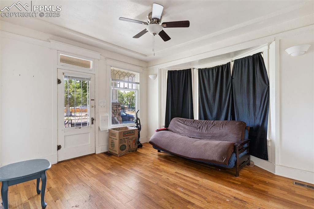 Image 16 of 20: Sitting Room