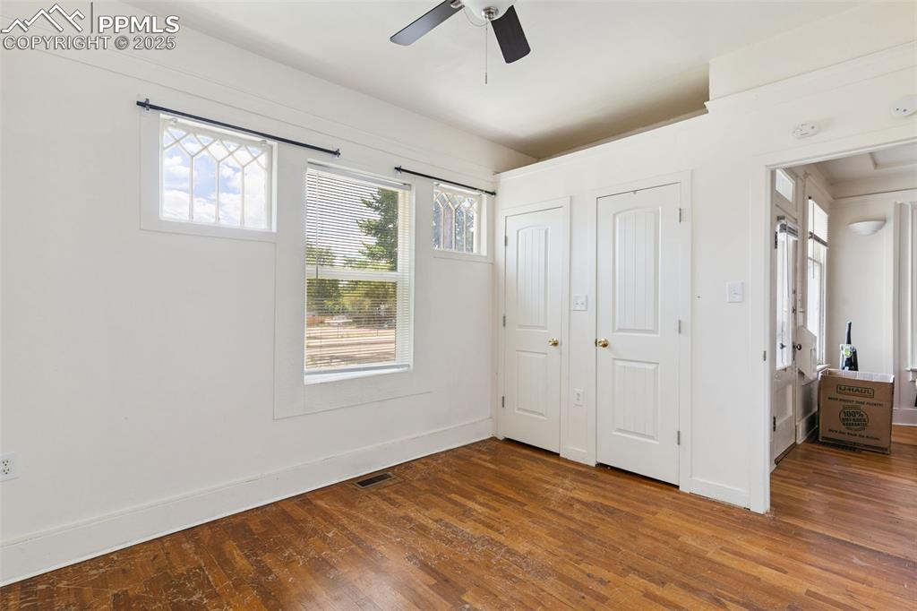 Image 17 of 20: Bedroom