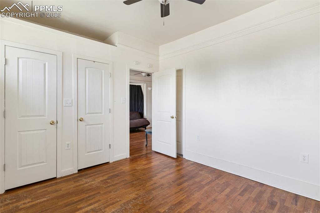 Image 18 of 20: Bedroom