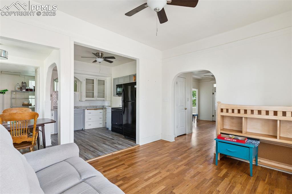 Image 2 of 20: Living Room