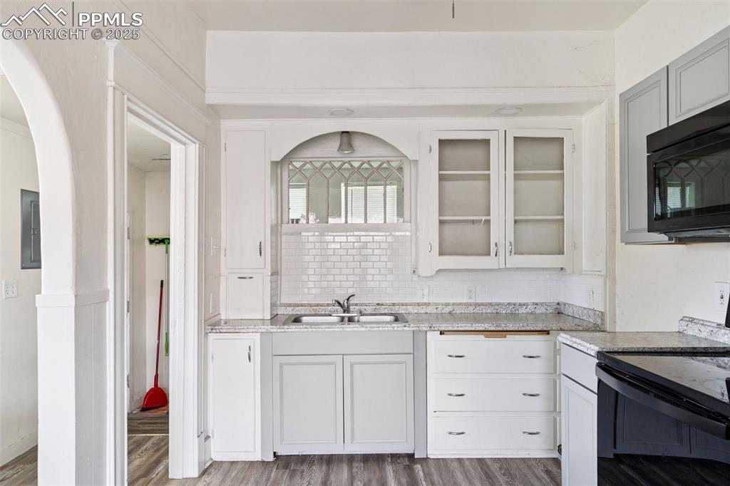 Image 4 of 20: Kitchen
