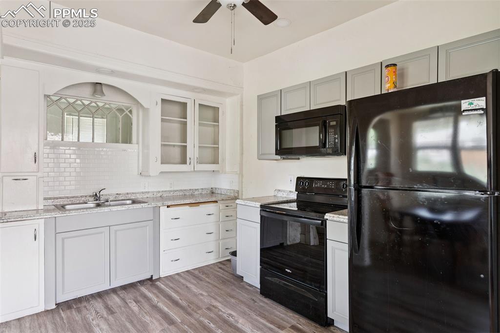 Image 6 of 20: Kitchen