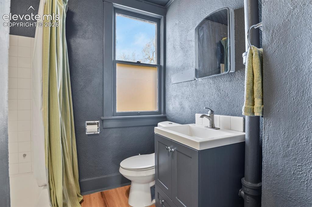 Image 18 of 36: Upper level full bath
