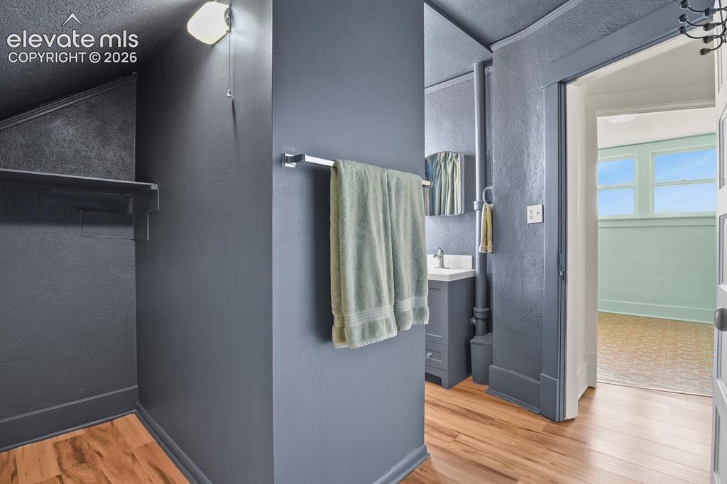 Image 19 of 36: Upper level full bath