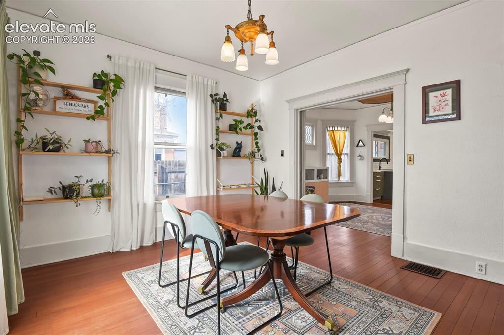Image 9 of 36: Dining Area