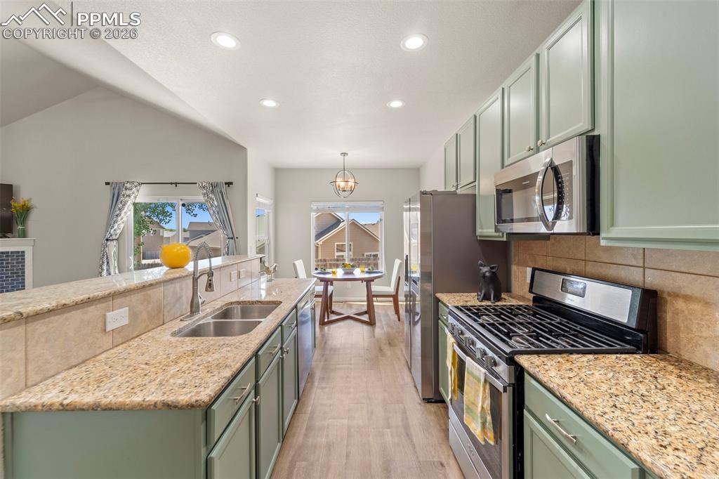 Image 18 of 42: Kitchen