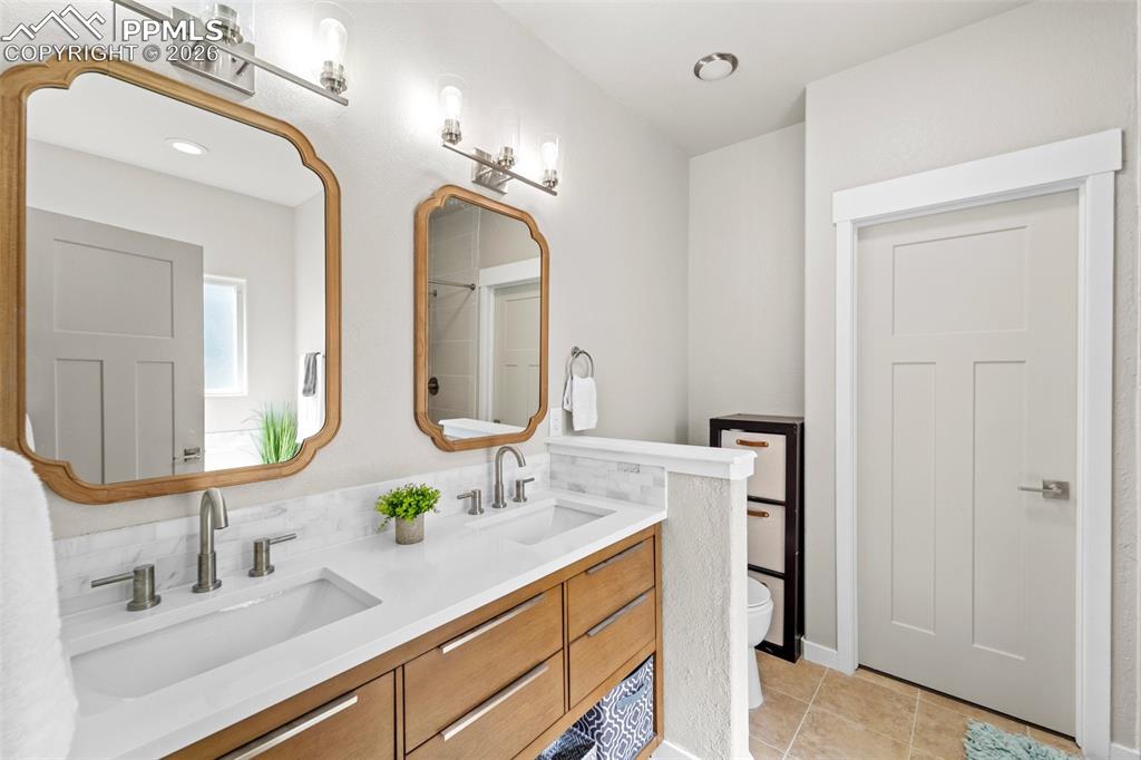 Image 23 of 42: Bathroom