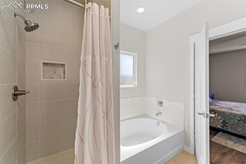 Image 25 of 42: Bathroom