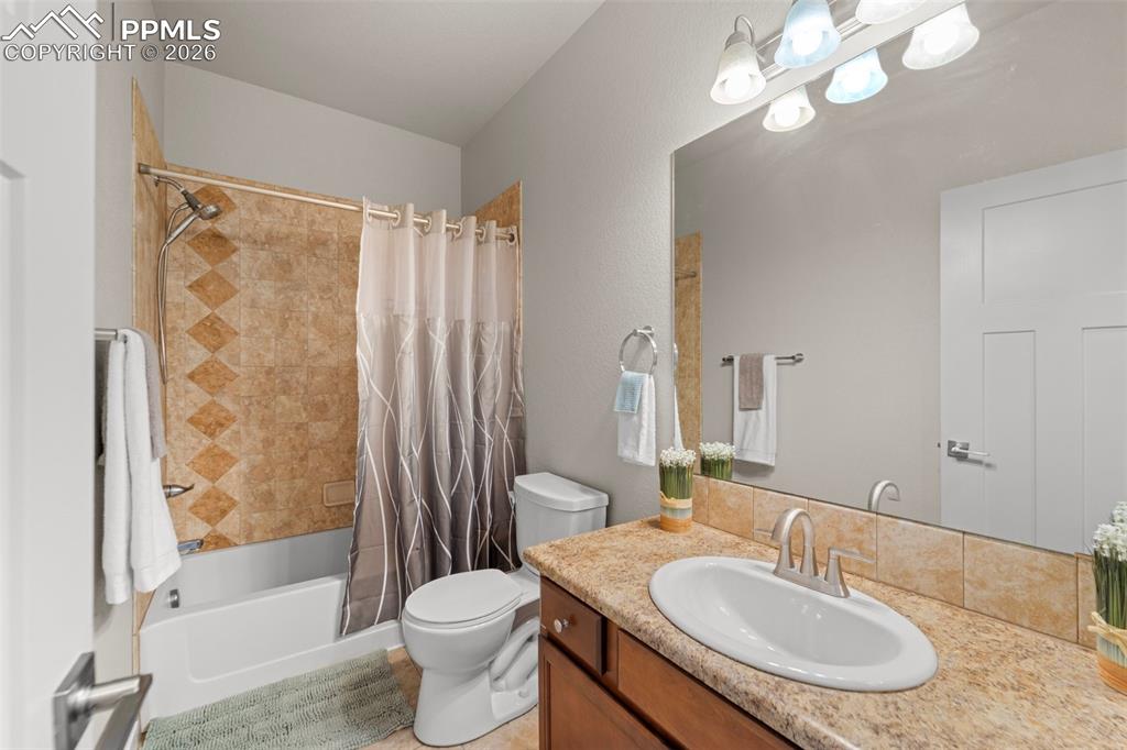 Image 30 of 42: Bathroom