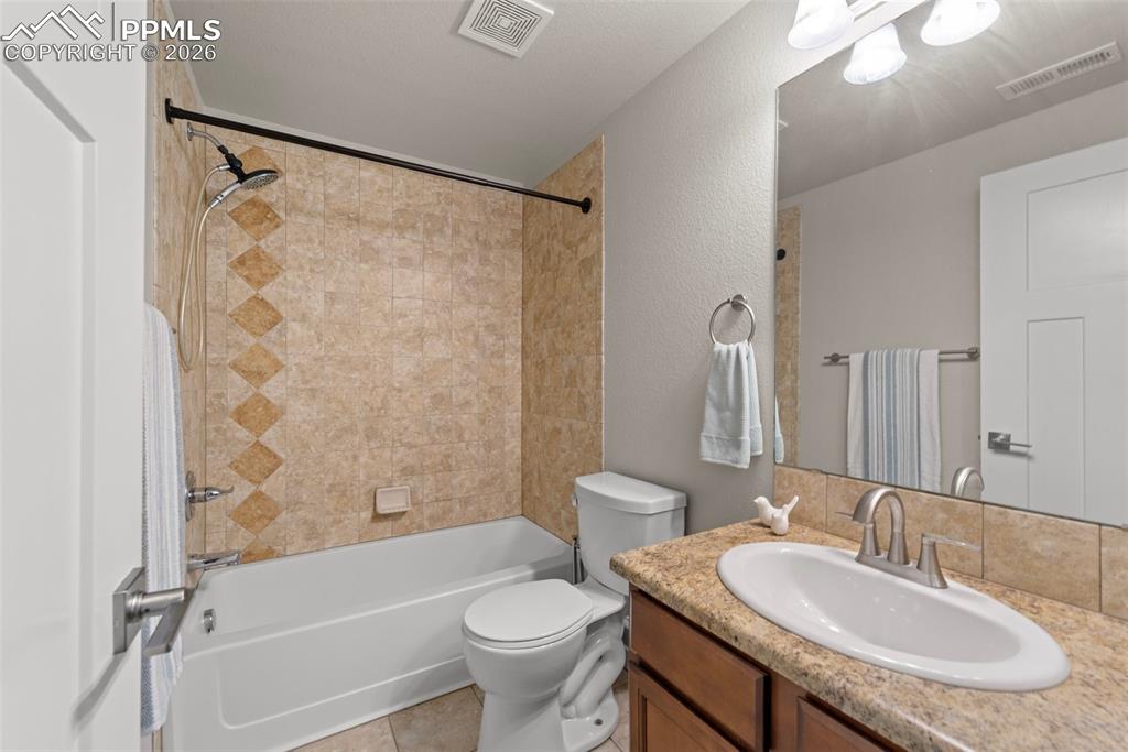 Image 35 of 42: Bathroom