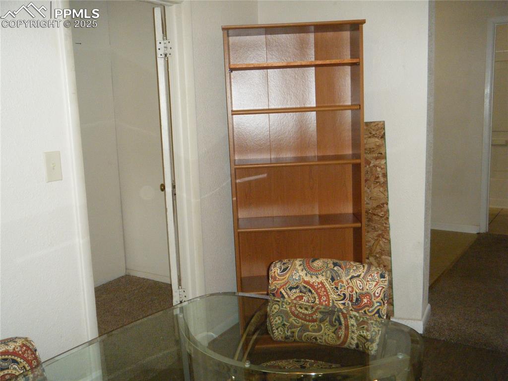 Image 18 of 30: Closet