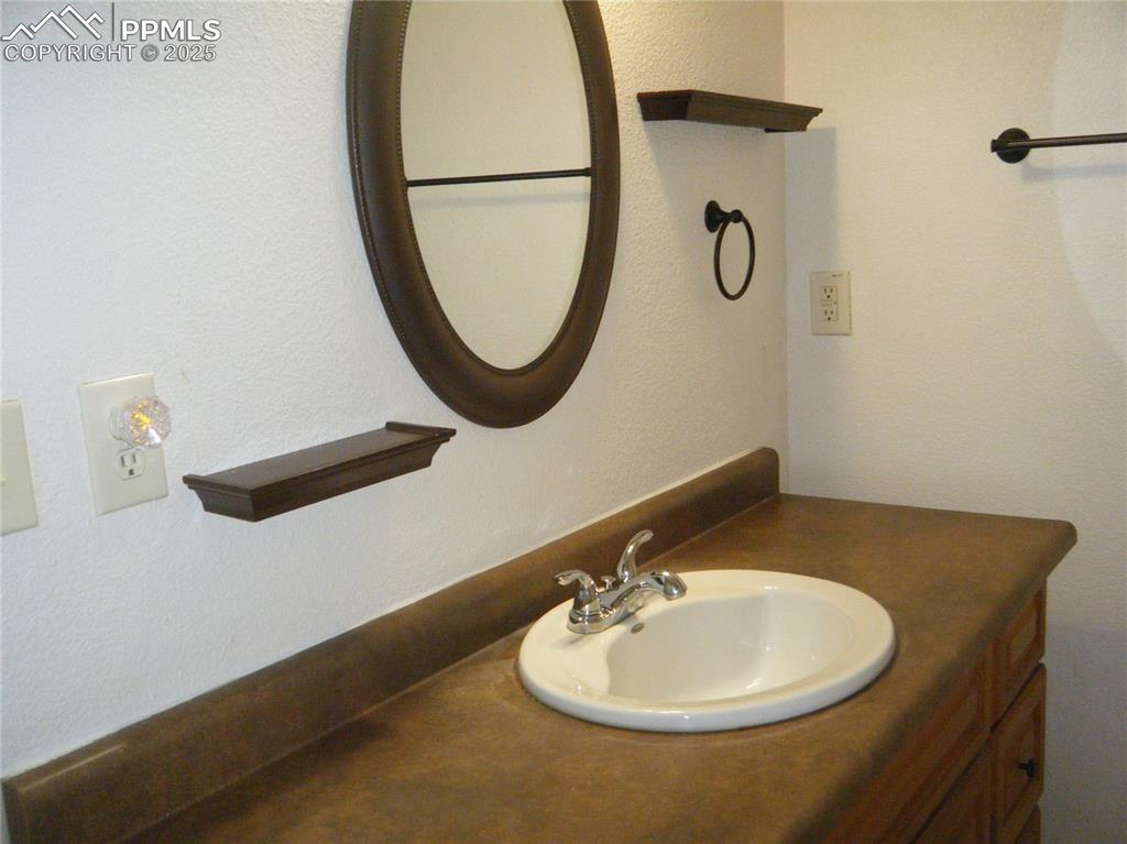 Image 22 of 30: Bathroom