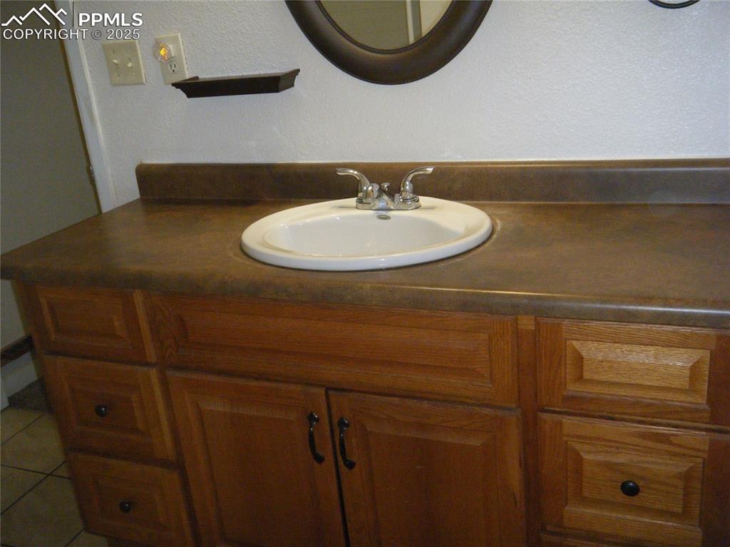 Image 23 of 30: Bathroom