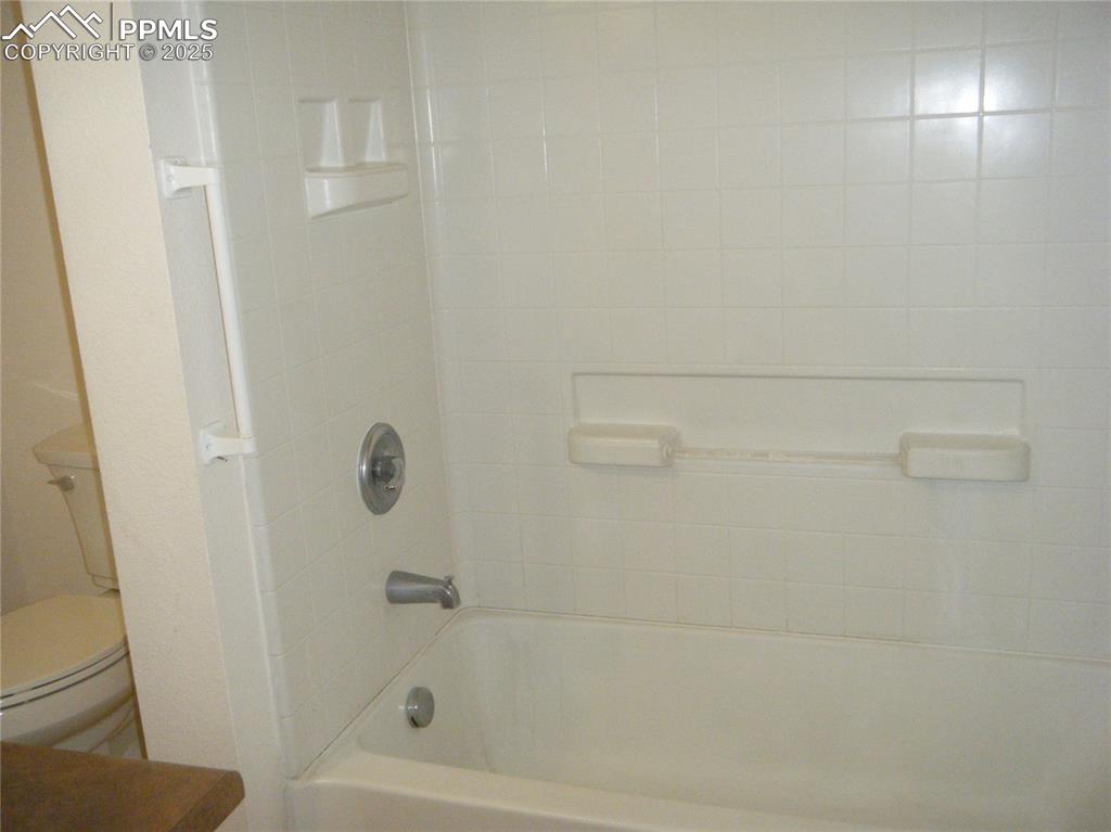 Image 25 of 30: Bathroom