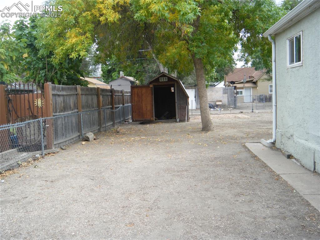 Image 28 of 30: Yard