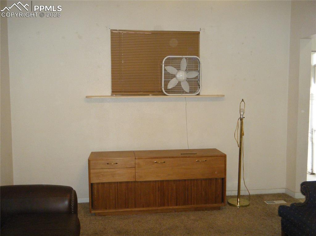 Image 5 of 30: Living Room