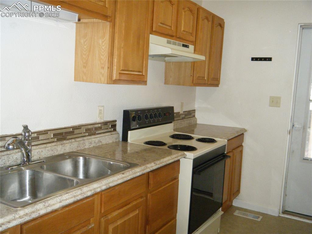 Image 7 of 30: Kitchen