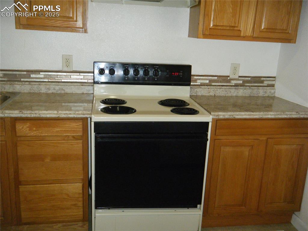 Image 8 of 30: Kitchen