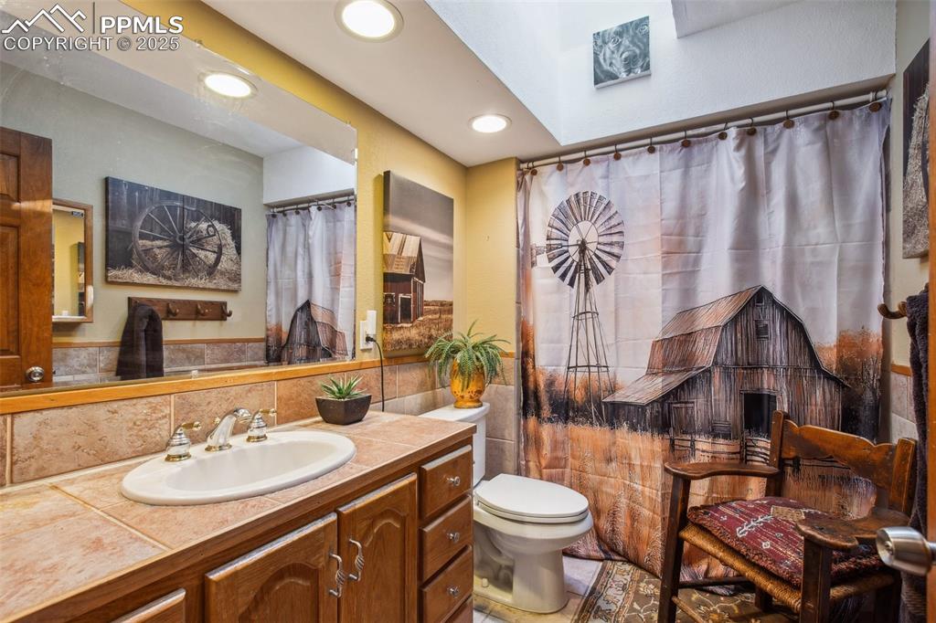 Image 29 of 43: Bathroom