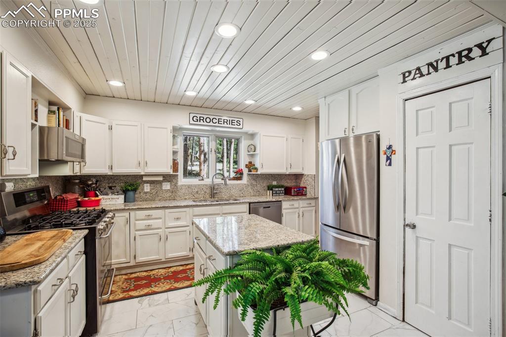 Image 9 of 43: Kitchen