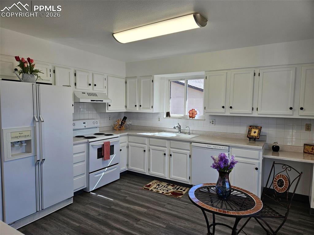 Image 10 of 35: Kitchen