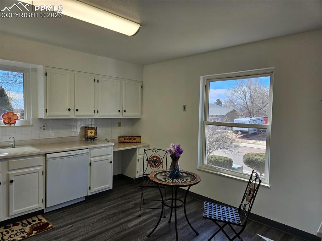 Image 7 of 35: Kitchen