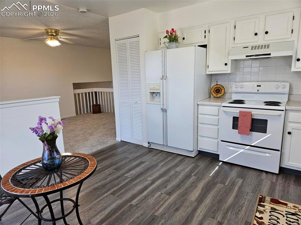 Image 8 of 35: Kitchen