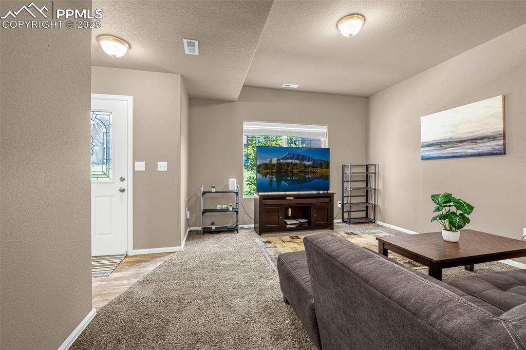 Image 4 of 19: Plenty of light and space in living room