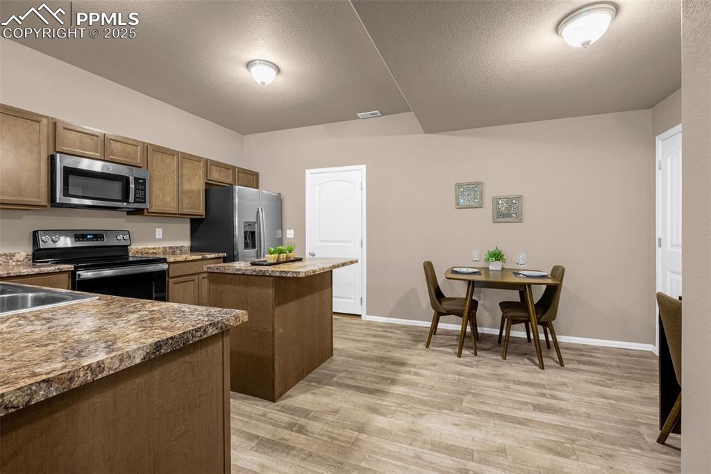 Image 5 of 19: Like new kitchen and dining area with separate pantry