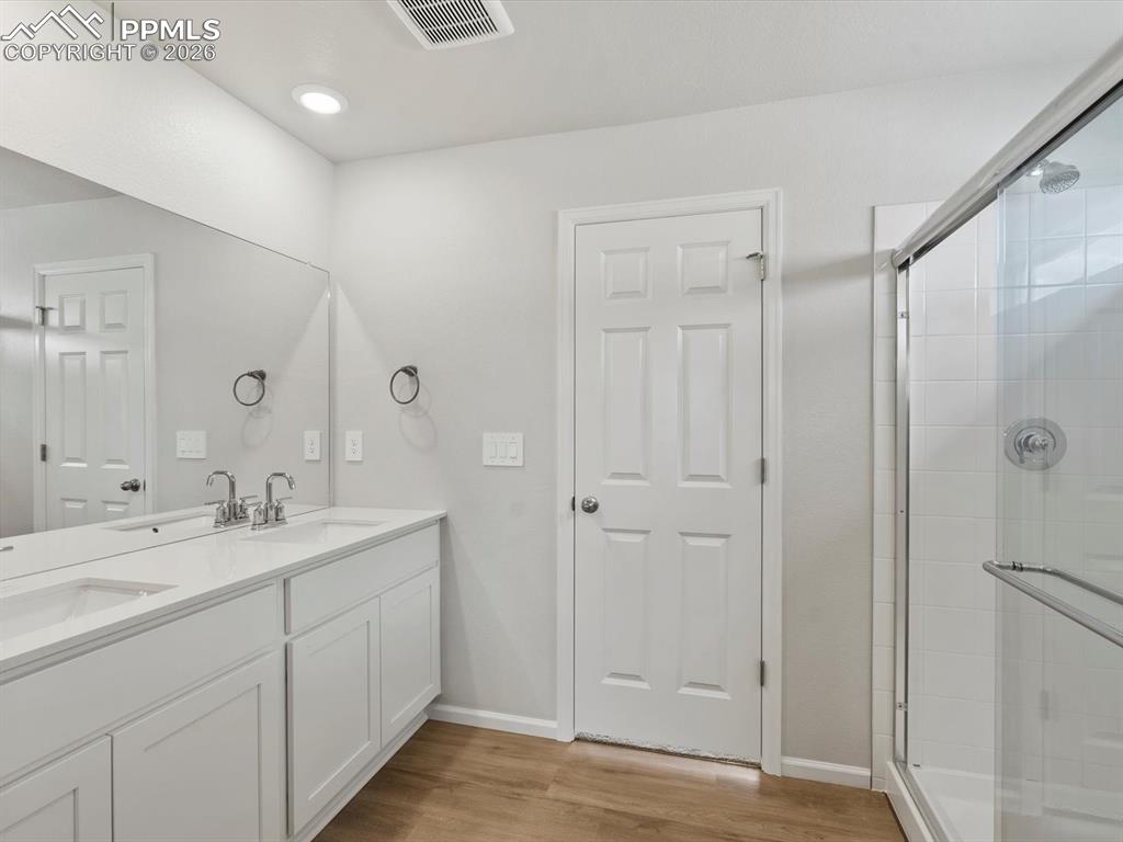 Image 22 of 34: Bathroom