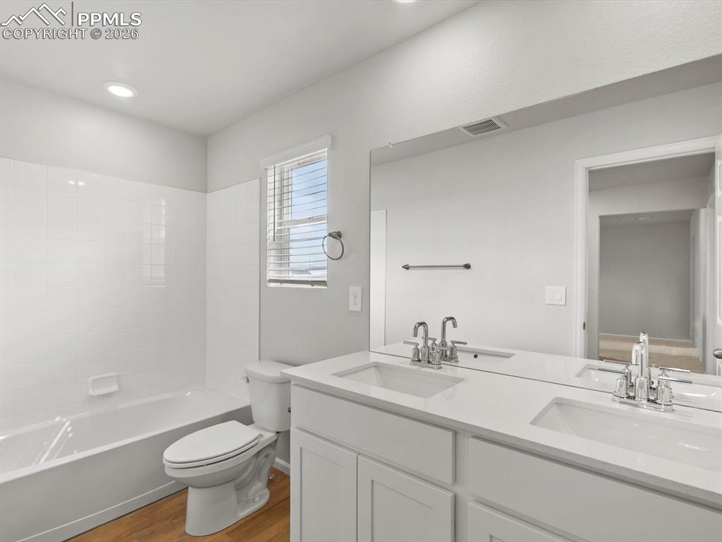 Image 25 of 34: Bathroom