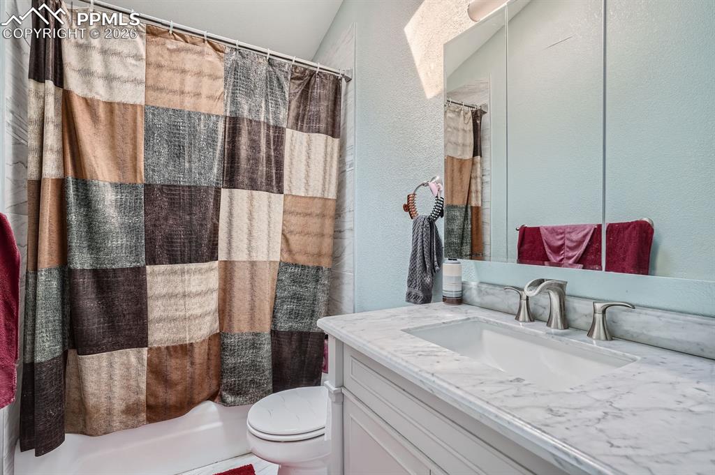 Image 19 of 37: Bathroom