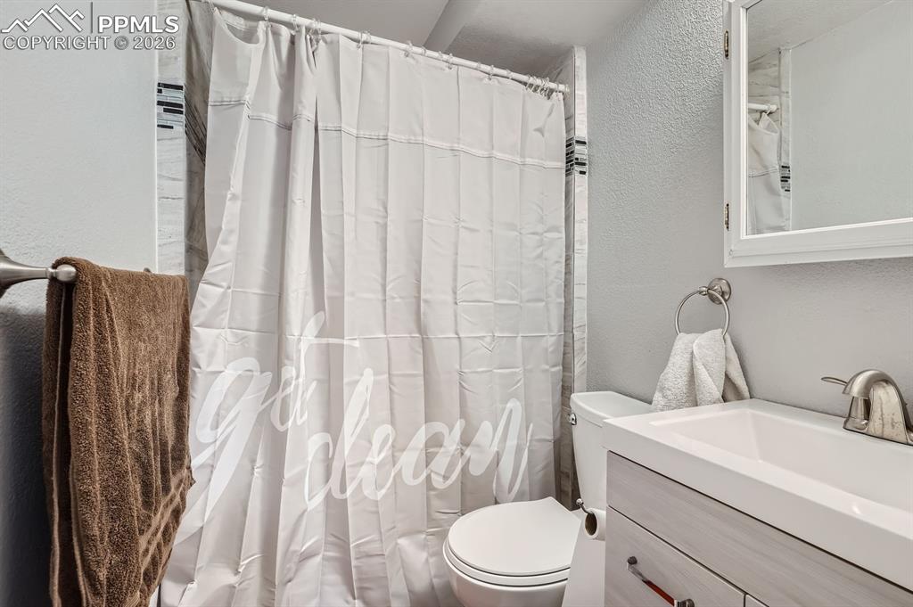 Image 26 of 37: Bathroom