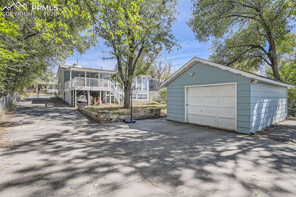 Image 30 of 37: Garage