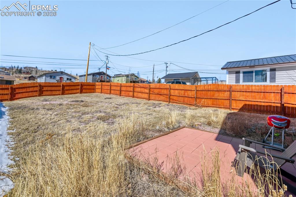 Image 22 of 34: Yard