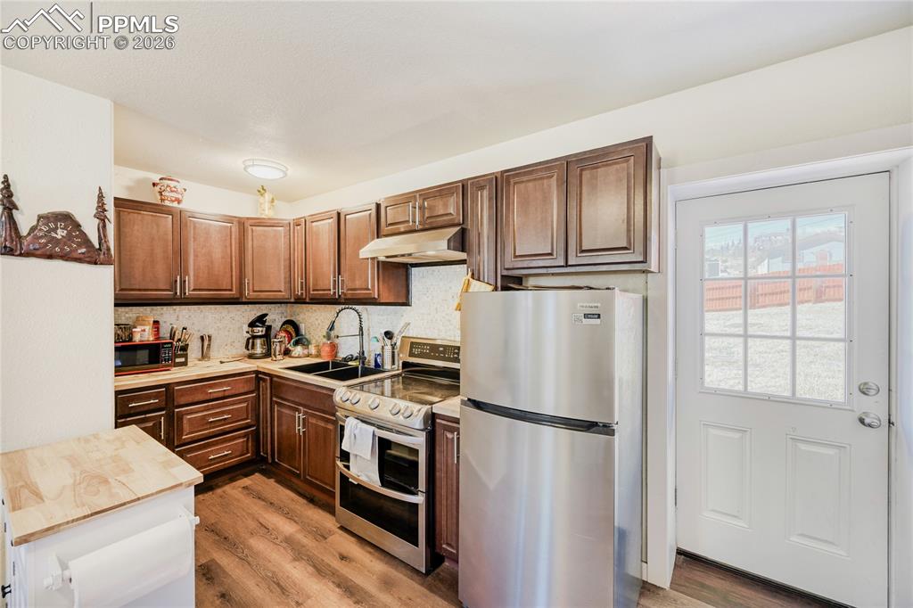 Image 8 of 34: Kitchen