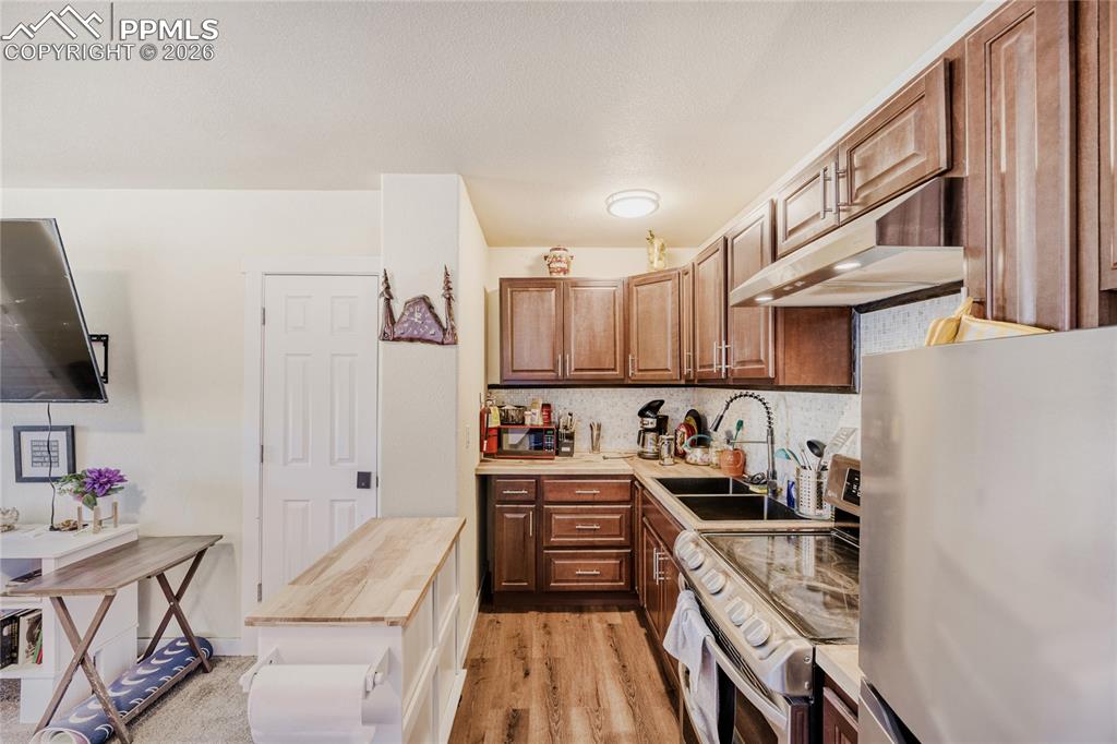 Image 9 of 34: Kitchen